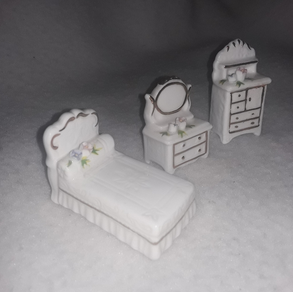 Maruri Masterpiece Bone China Dollhouse Furniture Bed Dresser Vanity Vintage... - Picture 1 of 7